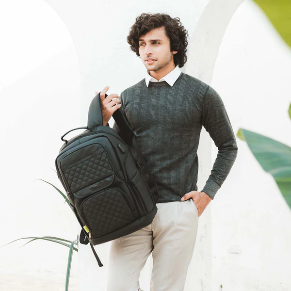timus-berlin-black-lifestyle-man-holding-professional-backpack